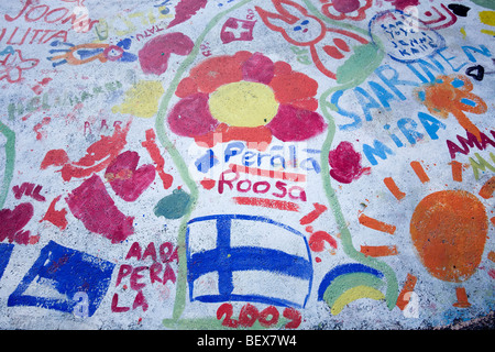 Bambini I disegni sul pavimento parco giochi a Lappeenranta FINLANDIA Foto Stock