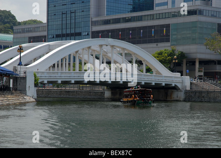 Sulla bumboat passando sotto il ponte di Elgin, il fiume Singapore, Singapore Foto Stock