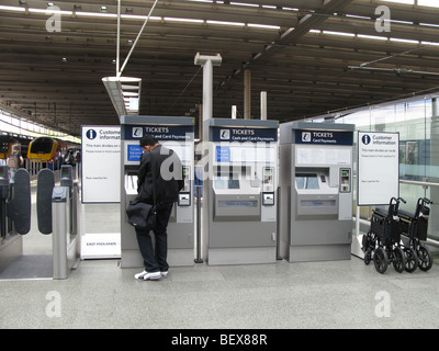 Utilizzando il self-service ticket machine stazione ferroviaria internazionale di St Pancras, London Foto Stock