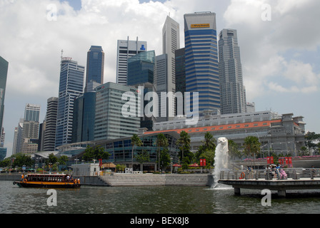 Downtown skyline della città tra cui uno Fullerton, il Merlion e Fullerton Hotel, Singapore Foto Stock