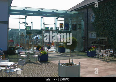 Il cafe e un negozio all'interno del blocco stabile presso il Giardino Botanico nazionale del Galles, Llanarthne, Carmarthenshire, Wales, Regno Unito Foto Stock