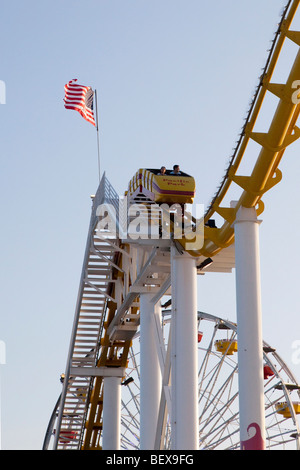 Rollercoaster sul molo sulla spiaggia di Santa Monica a Los Angeles, California, Stati Uniti d'America Foto Stock