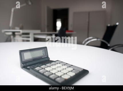 Calcolatrice tascabile in un ufficio vuoto Foto Stock