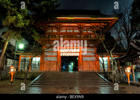 Al gate il santuario Yasaka in Gion, Kyoto Foto Stock