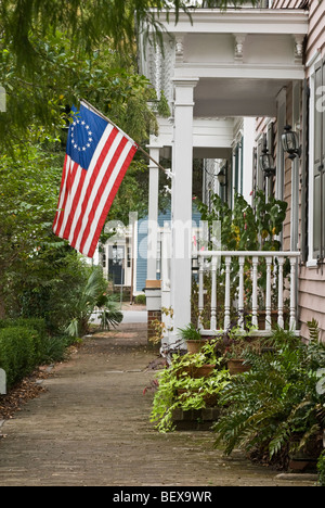 Bandiera americana sul portico di casa a Savannah, Georgia, Stati Uniti d'America Foto Stock