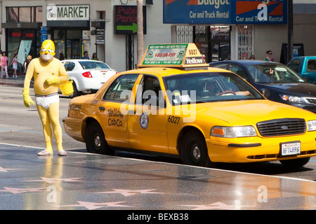 Un uomo in un Homer Simpson costume camminando lungo la Hollywood Walk of Fame a Los Angeles Foto Stock