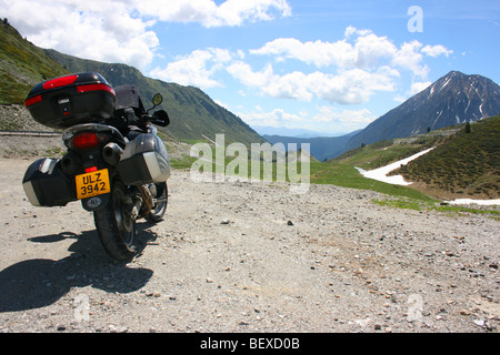 Honda Varadero parcheggiata in alto Bonaigua Pass, Pirenei, Catalogna, Spagna, Europa Foto Stock