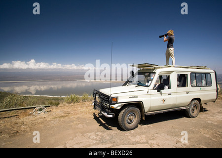 Fotografo in piedi sul veicolo di safari - Lake Nakuru National Park, Kenya Foto Stock