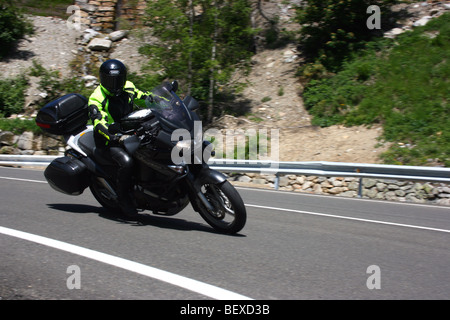 In curva per motociclisti la sua Honda Varadero a velocità sulla C-28 road a Bonaigua Pass, Pirenei, Catalogna, Spagna, Europa Foto Stock