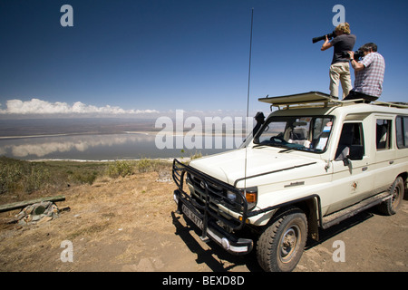 Fotografi in piedi sul veicolo di safari - Lake Nakuru National Park, Kenya Foto Stock