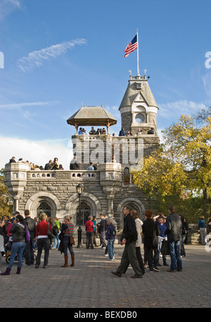 Le persone che visitano il Castello Belvedere di Central Park in una giornata autunnale Foto Stock