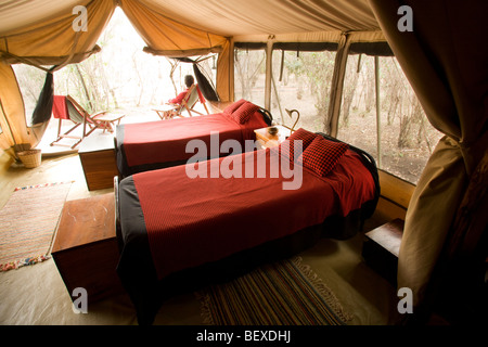 Interno della tenda a JK Mara Camp - vicino alla Riserva Nazionale di Masai Mara, Kenya Foto Stock