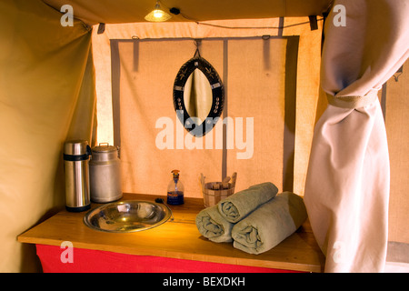 Interno della tenda a JK Mara Camp - vicino alla Riserva Nazionale di Masai Mara, Kenya Foto Stock