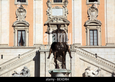 Statua di Marco Aurelio in piedi in Piazza del Campidoglio a Roma Foto Stock