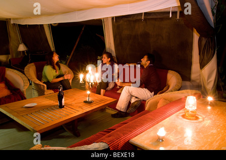 Interno della lounge tenda a JK Mara Camp - vicino alla Riserva Nazionale di Masai Mara, Kenya Foto Stock
