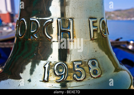 Nave di campana sulla coperta della Gorch Fock, la formazione di una nave a vela per la Marina Militare Tedesca, ormeggiata presso il St John's Harbour, St John's Ba Foto Stock