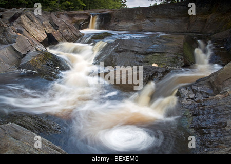 Mill Falls lungo il fiume Mersey in Kejimkujik Parco nazionale e sito storico nazionale del Canada, Kejimkujik Scenic Drive, Hig Foto Stock