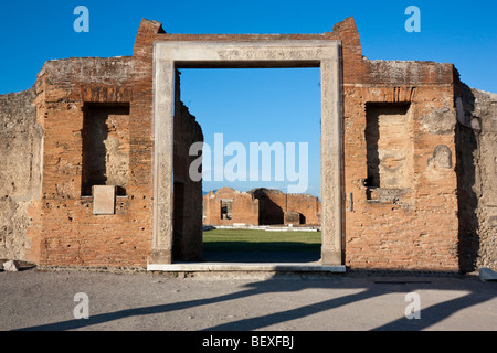 Il ornati in ingresso all'edificio di Eumachia nel forum di Pompei, Italia. Foto Stock