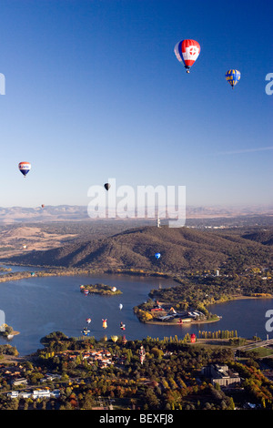 I palloni ad aria calda sopra il Lago Burley Griffin, Canberra Foto Stock