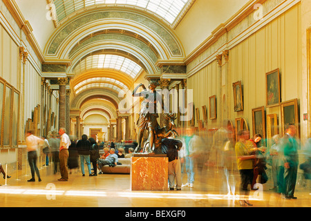 Le persone al museo del Louvre in Denon Sezione con antichità greche e romane e statue in Parigi Foto Stock