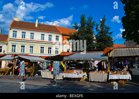 Bancarelle di Souvenir lungo Pilies gatve street nella città vecchia di Vilnius Lituania Europa Foto Stock