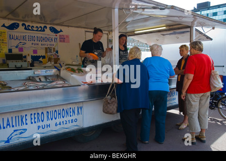 Pressione di stallo di frutti di mare piazza del mercato Pori Finlandia Europa Foto Stock