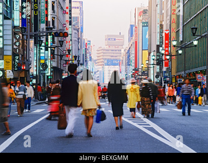 La gente camminare sulla strada principale attraverso Ginza a Tokyo Giappone Foto Stock