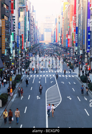 Piedi di traffico sulla strada principale di Ginza Tokyo Foto Stock