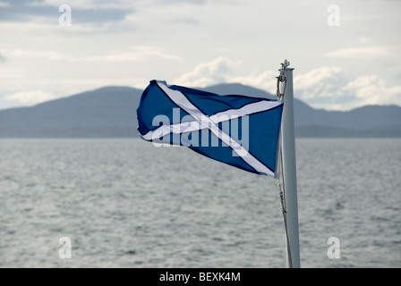 Bandiera scozzese battenti su una nave di Harris, Scozia Foto Stock