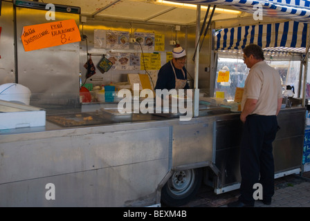 Bancarella vendendo i frutti di mare presso la piazza del mercato in Pori Finlandia Europa Foto Stock