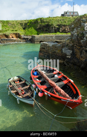 Barche ormeggiate nel porto di pietra al Porto di Ness, isola di Lewis, Scozia Foto Stock