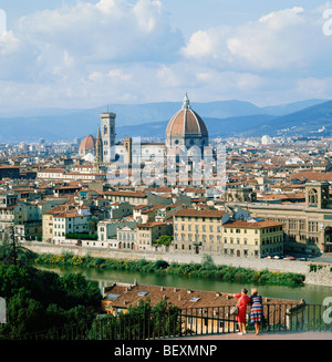 Firenze, turisti guardando la vista dal Piazzale Michelangelo, Italia Foto Stock