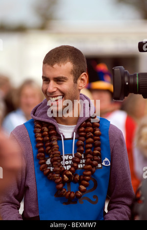 Joel Defries BBC Blue Peter il presentatore TV concorrenti a la 45th World Conker Championships vicino a Ashton Northamptonshire xi ott Foto Stock