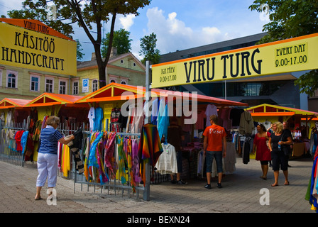 Viru Turg mercato artigianale lungo la mera pst street nel centro di Tallinn Estonia Europa Foto Stock