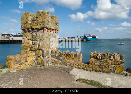 Visualizzare con il vecchio muro di pietra guardando attraverso il porto di Stornoway, isola di Lewis, Scozia Foto Stock