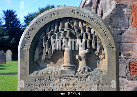 Dettaglio della pietra tombale con struttura in pietra e motivi di colonna . Chiesa di San Lorenzo , Appleby in Westmorland , Cumbria , in Inghilterra. Foto Stock