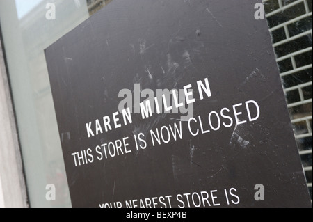 Fashion store retail outlet Karen Millen chiuso per il segno aziendale di Liverpool, in Inghilterra Foto Stock