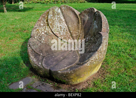 "Primrose Pietra" , scultura all'aperto da Joss Smith . vicino mulino Bongate , Appleby in Westmorland , Cumbria , Inghilterra , REGNO UNITO Foto Stock