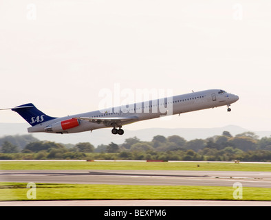 Scandinavian Airlines Boeing MD-82 [DC-9-82] aereo di linea LN-ROU decollo dall'Aeroporto Internazionale di Manchester Inghilterra England Regno Unito Foto Stock