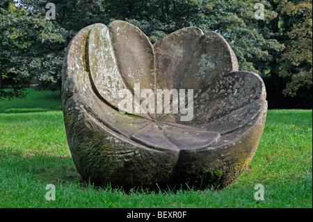 "Primrose Pietra" , scultura all'aperto da Joss Smith . vicino mulino Bongate , Appleby in Westmorland , Cumbria , Inghilterra , REGNO UNITO Foto Stock