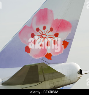 La prugna Fiore design floreale sulla coda della China Airlines Boeing 747 cargo aereo di linea B-18725 all'Aeroporto di Manchester Inghilterra England Regno Unito Foto Stock