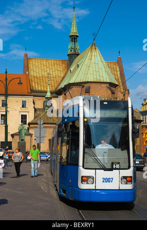 Il tram su Dominikanska street nel centro di Cracovia Polonia Europa Foto Stock