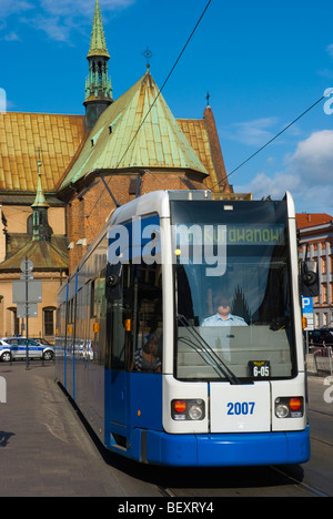 Il tram su Dominikanska street nel centro di Cracovia Polonia Europa Foto Stock