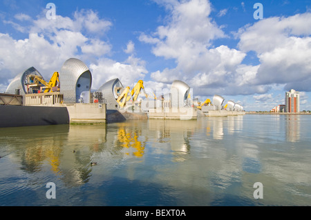 La Thames Barrier sul lato a valle con i cancelli in sopraelevato difensivo () posizione per consentire a " underspill'. Foto Stock