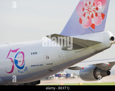 La prugna Fiore design floreale sulla coda della China Airlines Boeing 747 cargo aereo di linea B-18725 all'Aeroporto di Manchester Inghilterra England Regno Unito Foto Stock