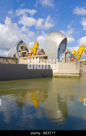 La Thames Barrier sul lato a valle con i cancelli in sopraelevato difensivo () posizione per consentire a " underspill'. Foto Stock