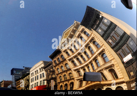 Edifici sulla intersezione di Broadway e canal street a Manhattan, New York City riflessa nella finestra posteriore di un'auto. Foto Stock