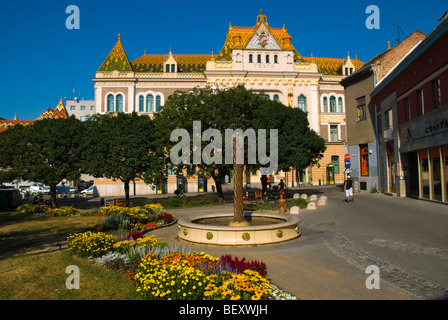 Citrom utca strada pedonale con il principale ufficio postale edificio in Ungheria Pecs in Europa Foto Stock