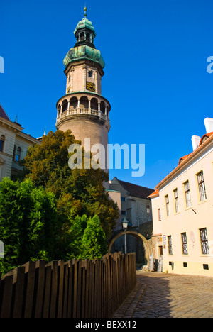 Fö ter quadrato con torre antincendio nella città vecchia di Sopron Ungheria Europa Foto Stock