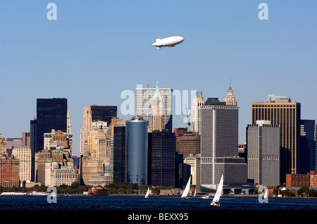 Un BLIMP DIRIGIBILE vola sopra gli edifici di Lower Manhattan. Foto Stock
